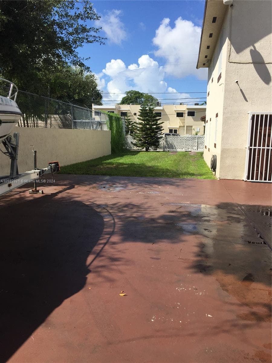 160 NW 27th St photo 4