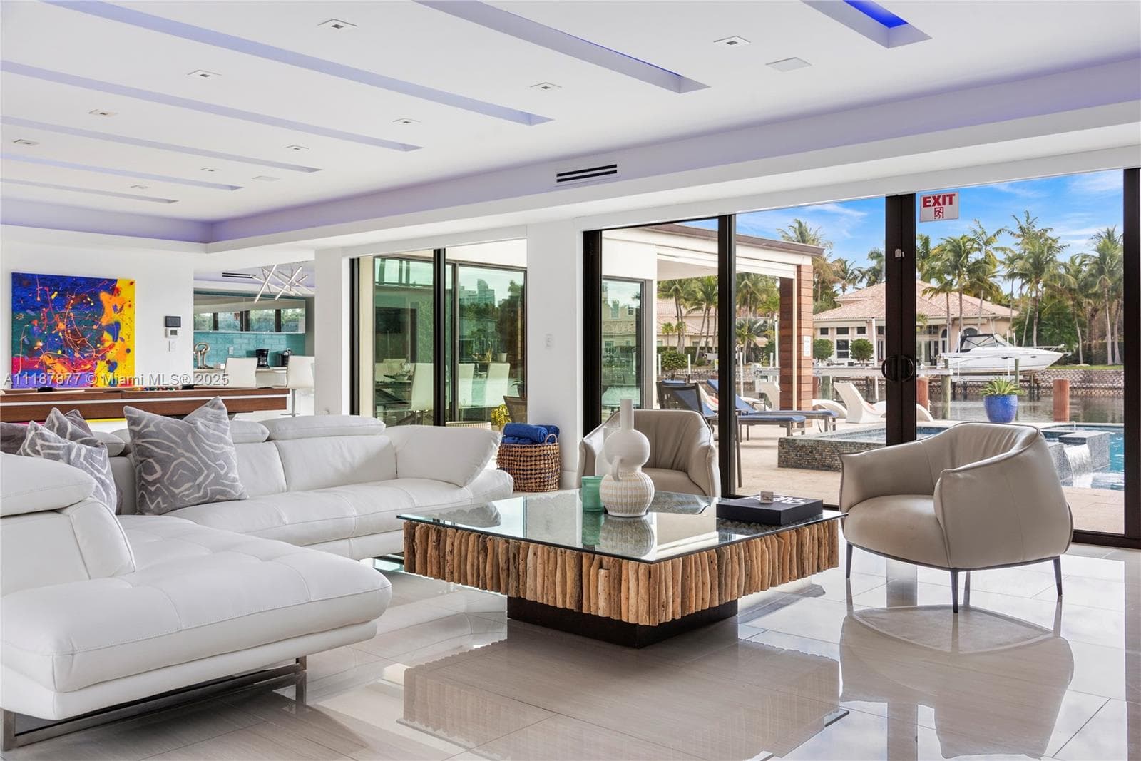 Panorama lounge indoor outdoor flow