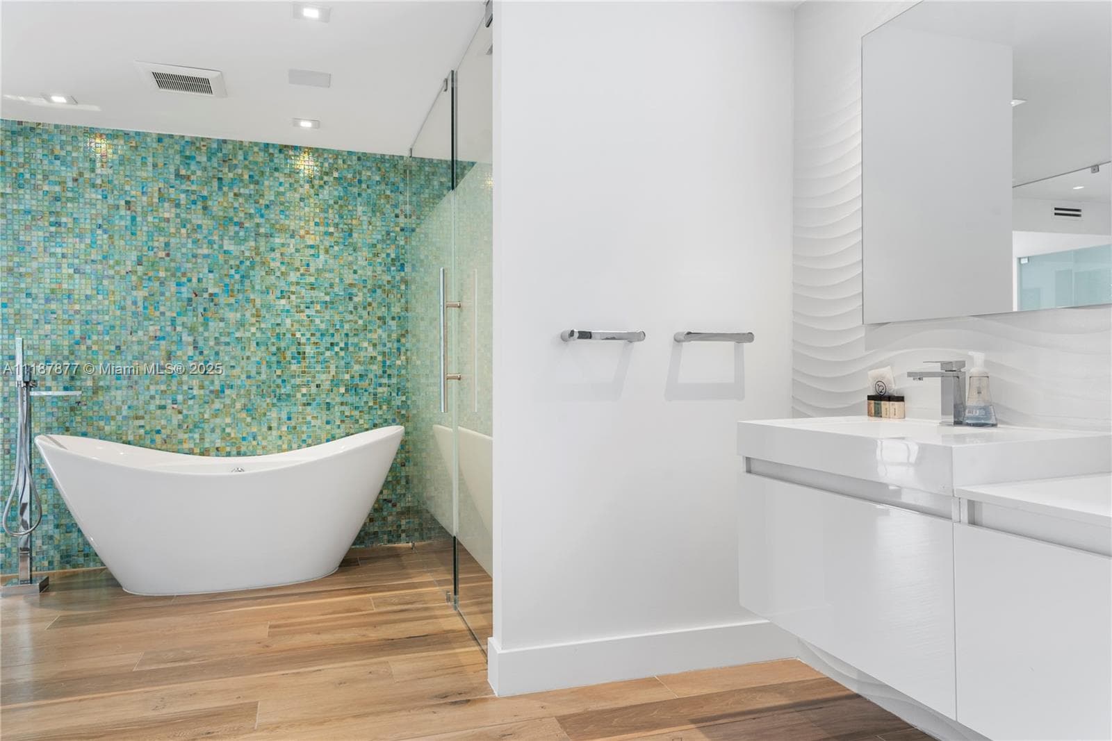 Freestanding tub with emerald mosaic