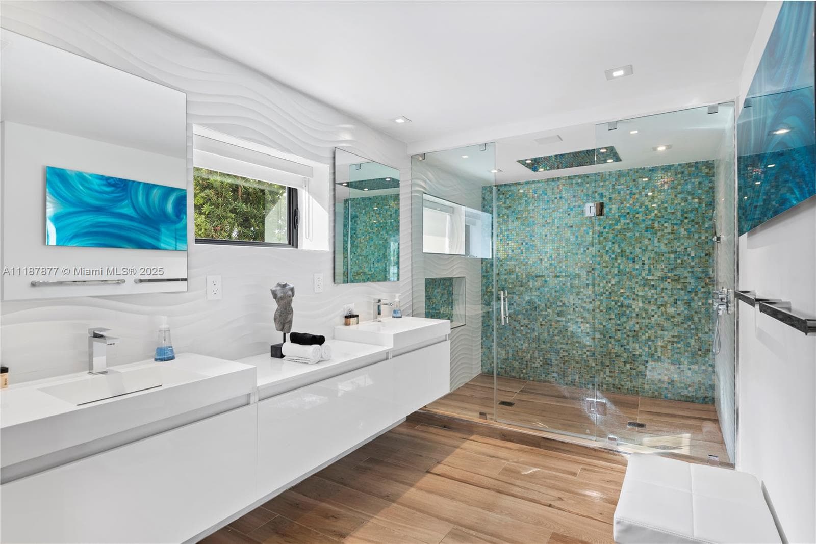 Long vanity bath with teal feature