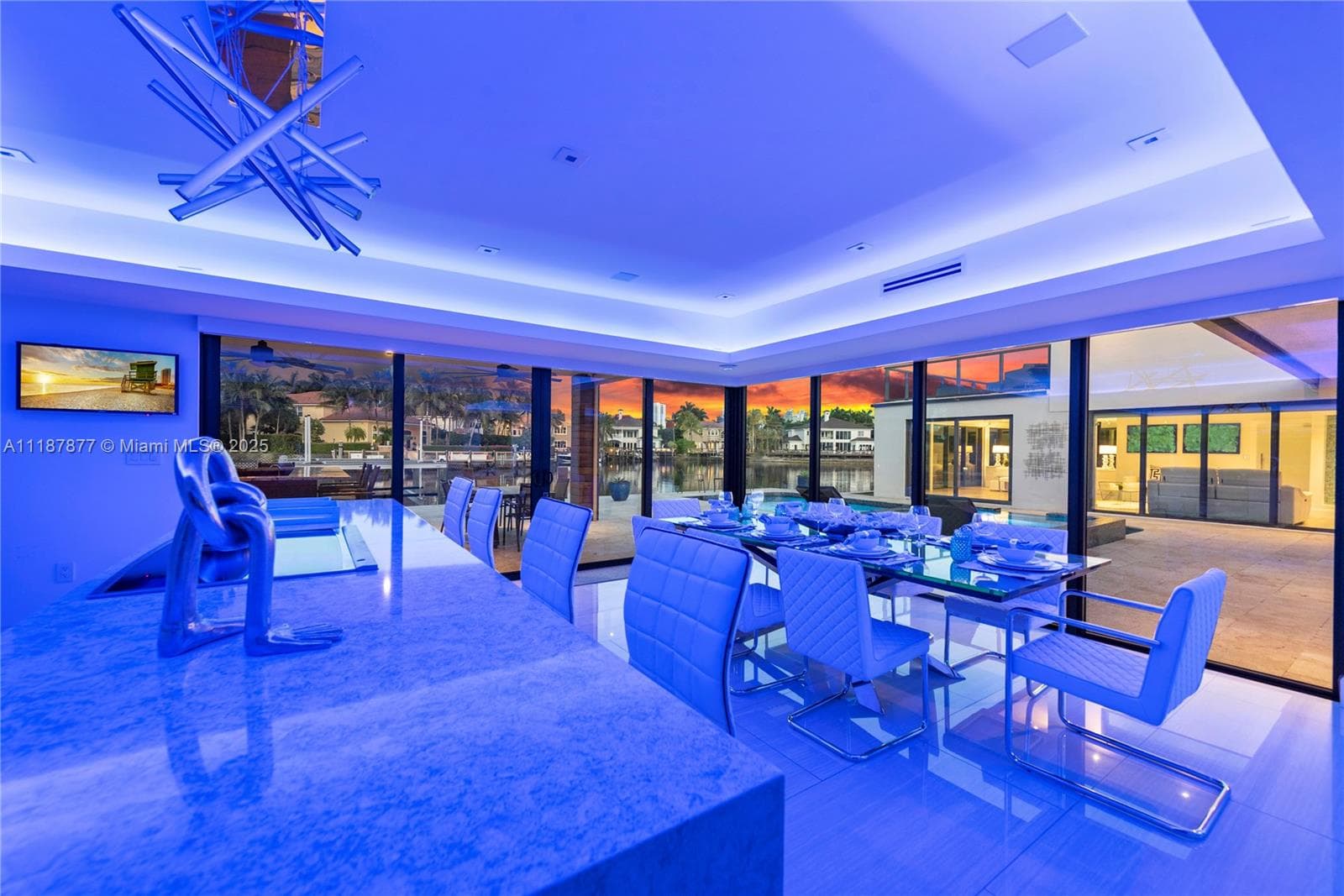 Blue mood dining for late nights
