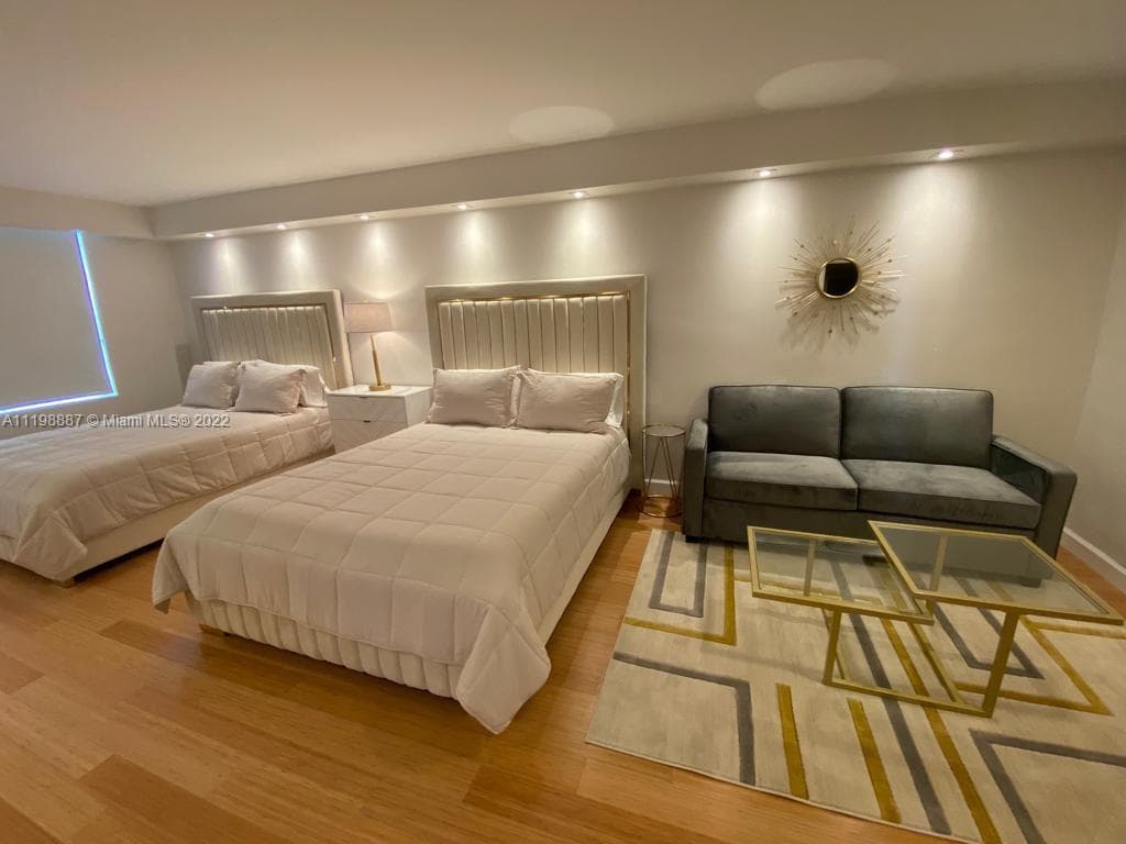 MASTER ROOM