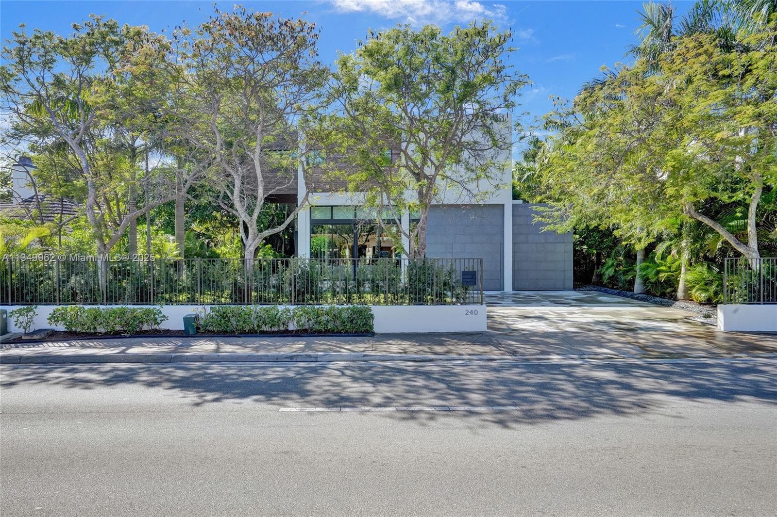 240 Ocean Blvd photo 2