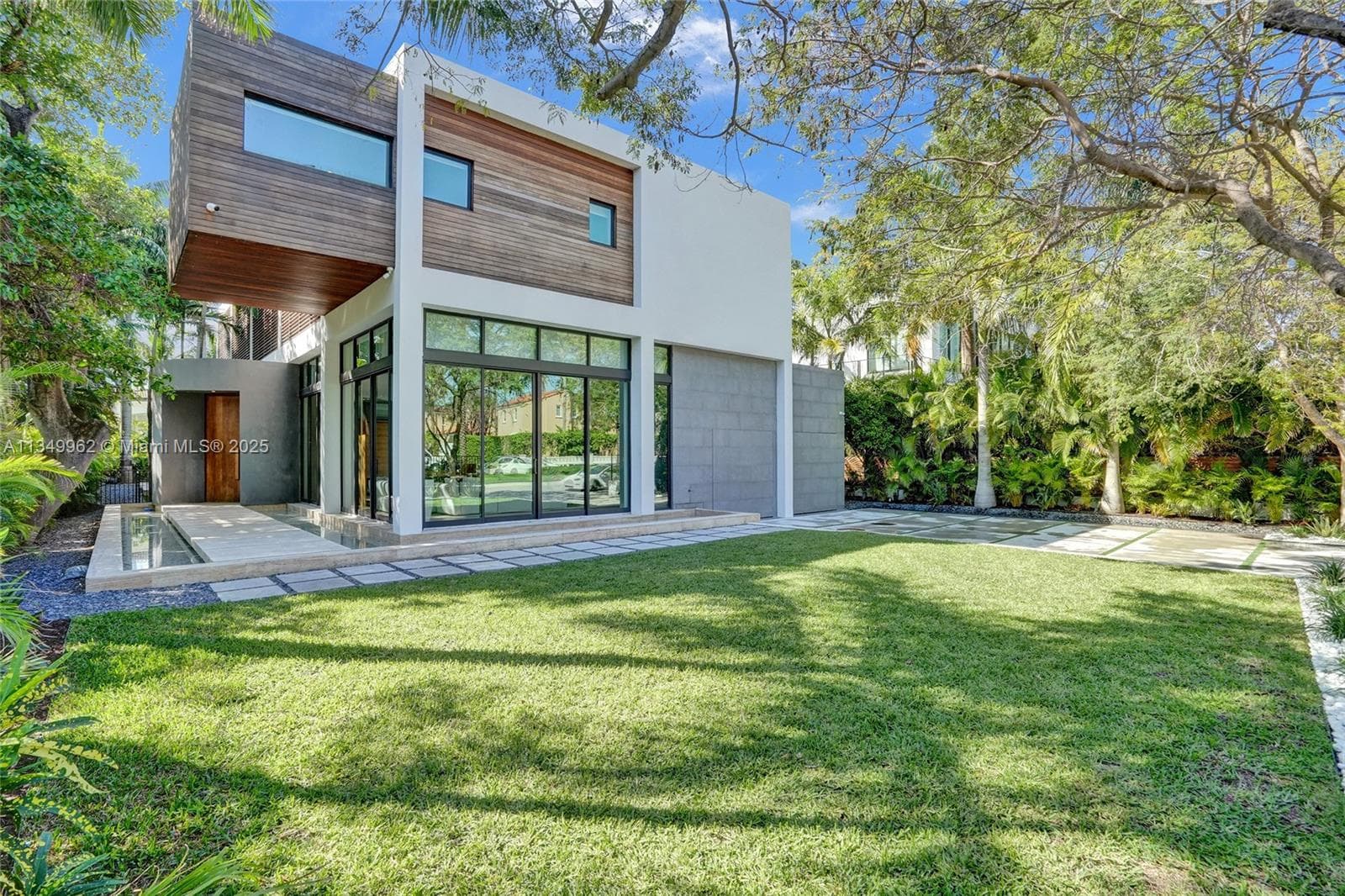 240 Ocean Blvd photo 1