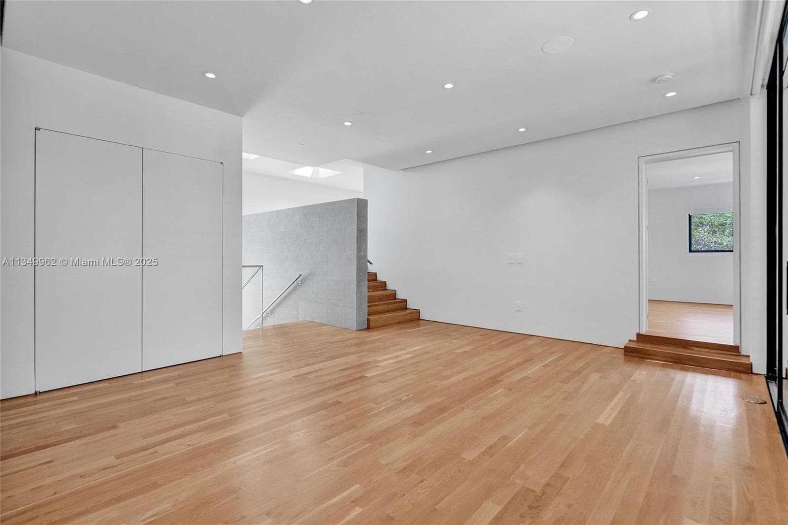 240 Ocean Blvd photo 69