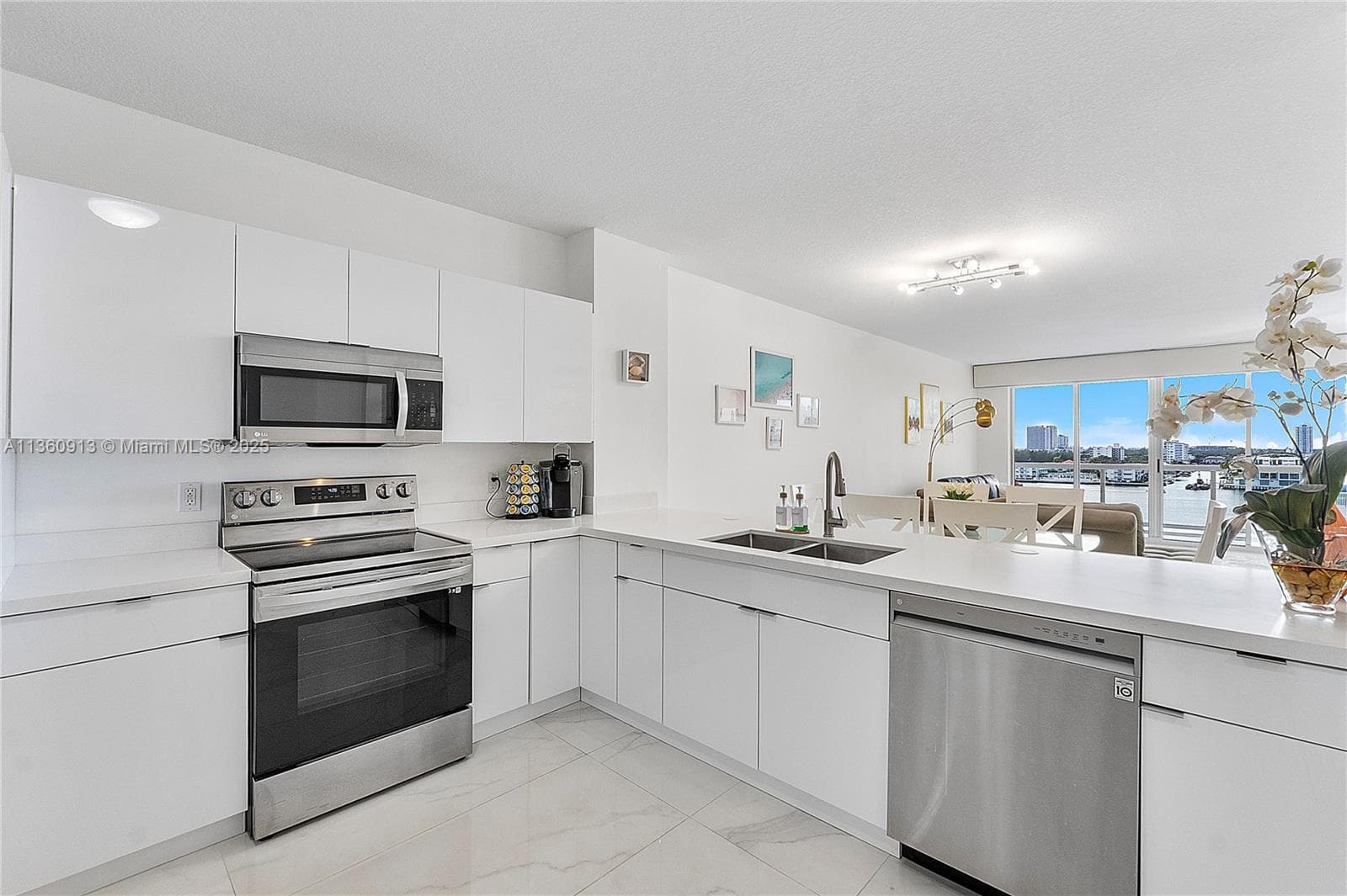 Golden Bay Club · #807 in Sunny Isles Beach - Photo 11