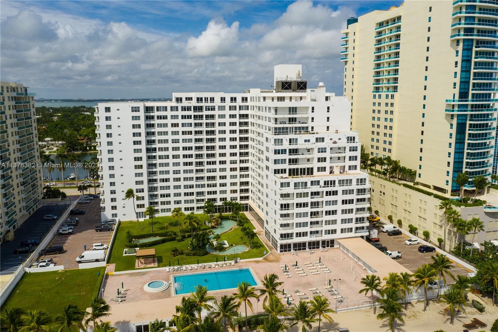 Carriage Club North · #610 in Miami Beach - Photo 31