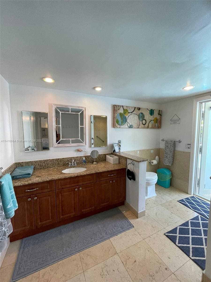 Primary Bathroom #1, Ensuite, 2 Sinks, Shower