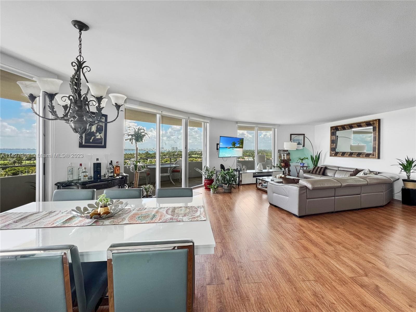 Enormous Rotunda Living Room with 180 degree views !