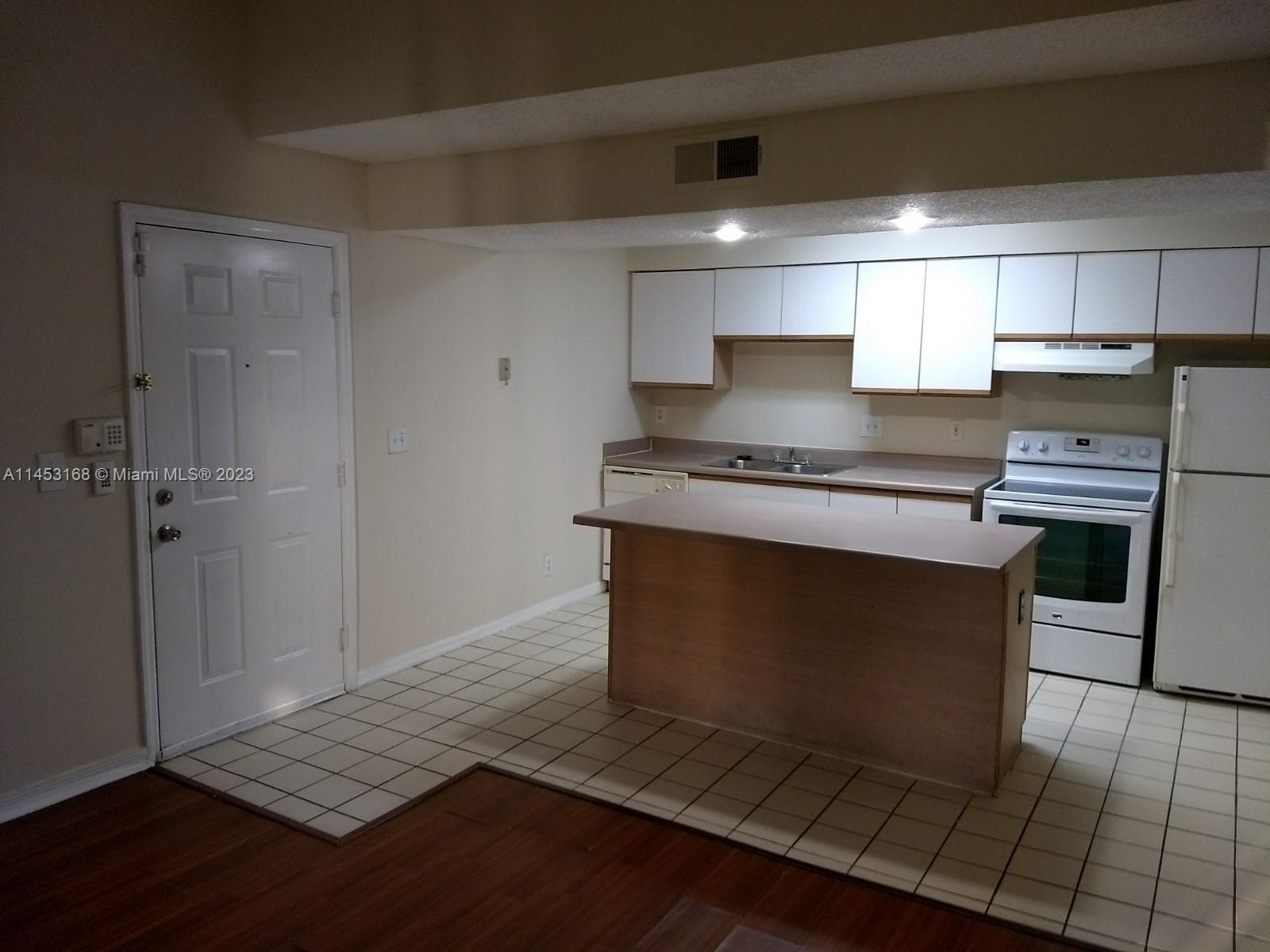 WINDWARD LAKES CONDO · #H303 in Pompano Beach - Photo 2