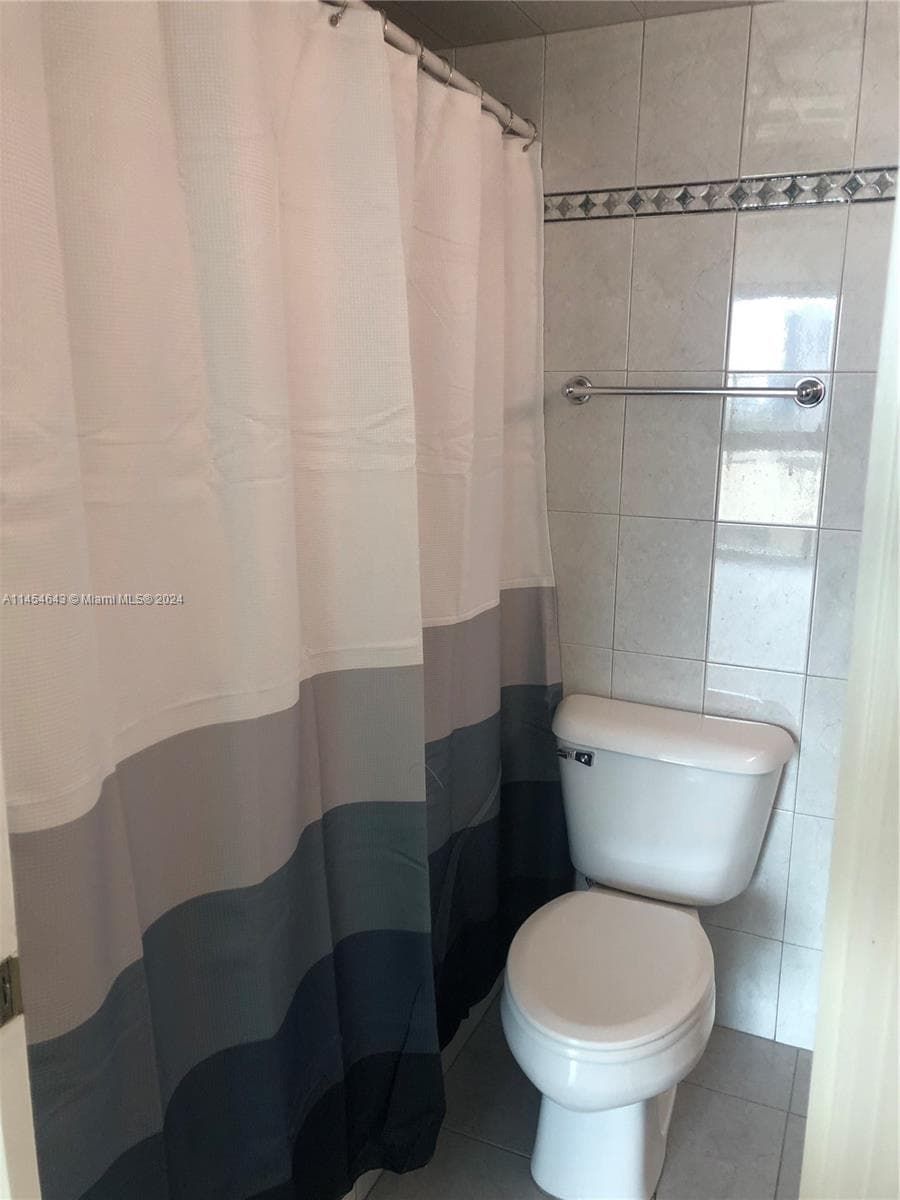 Kitchen with Delph blue tiles