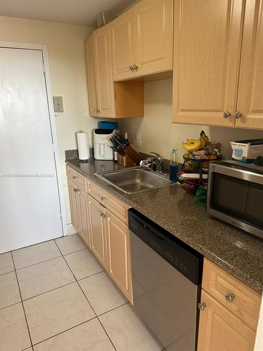 KEYSTONE TOWERS CONDO · #1004 in North Miami - Photo 9