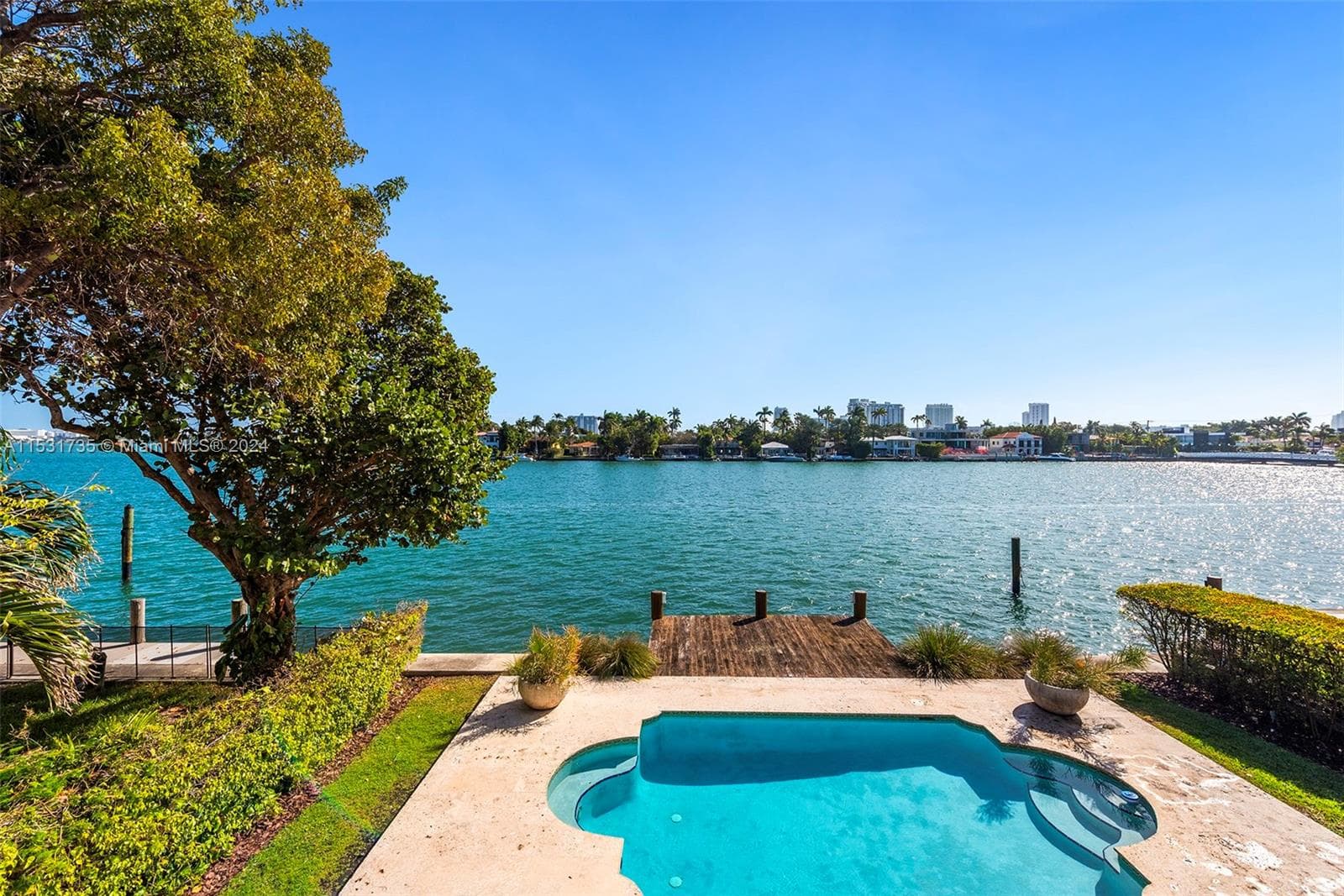 527 E Dilido Dr photo 32