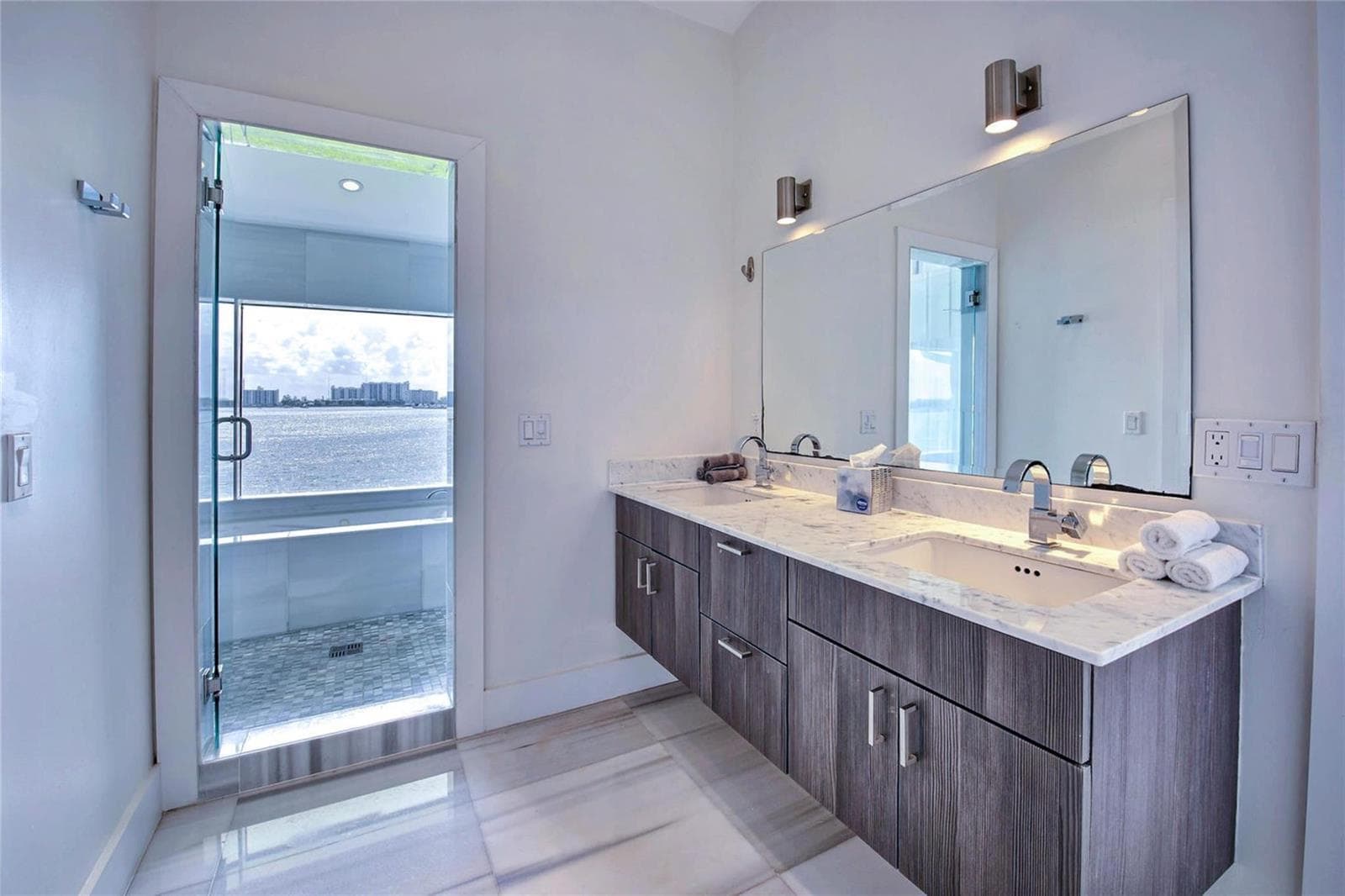 bathroom entrance into the wetroom