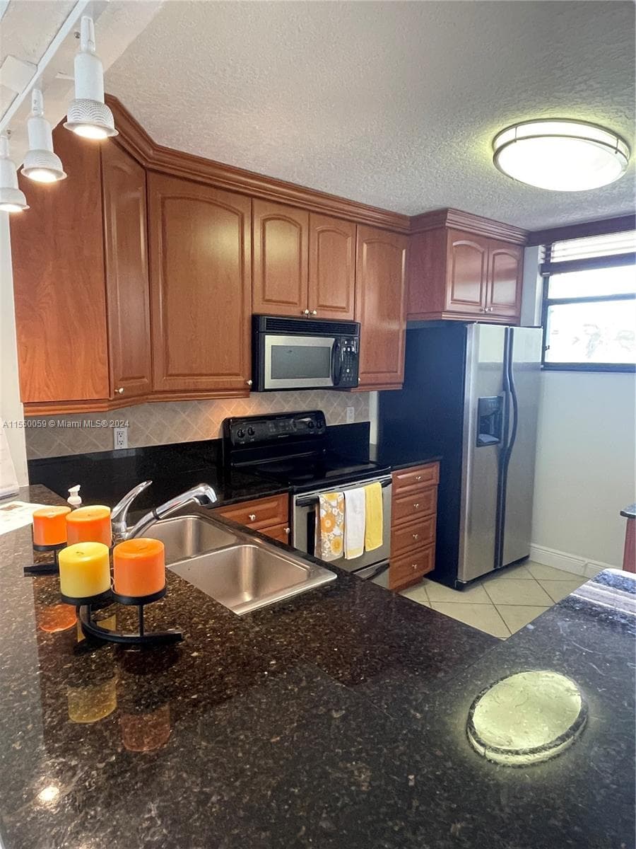 LAKE EMERALD CONDOMINIUM · #203 in Oakland Park - Photo 6