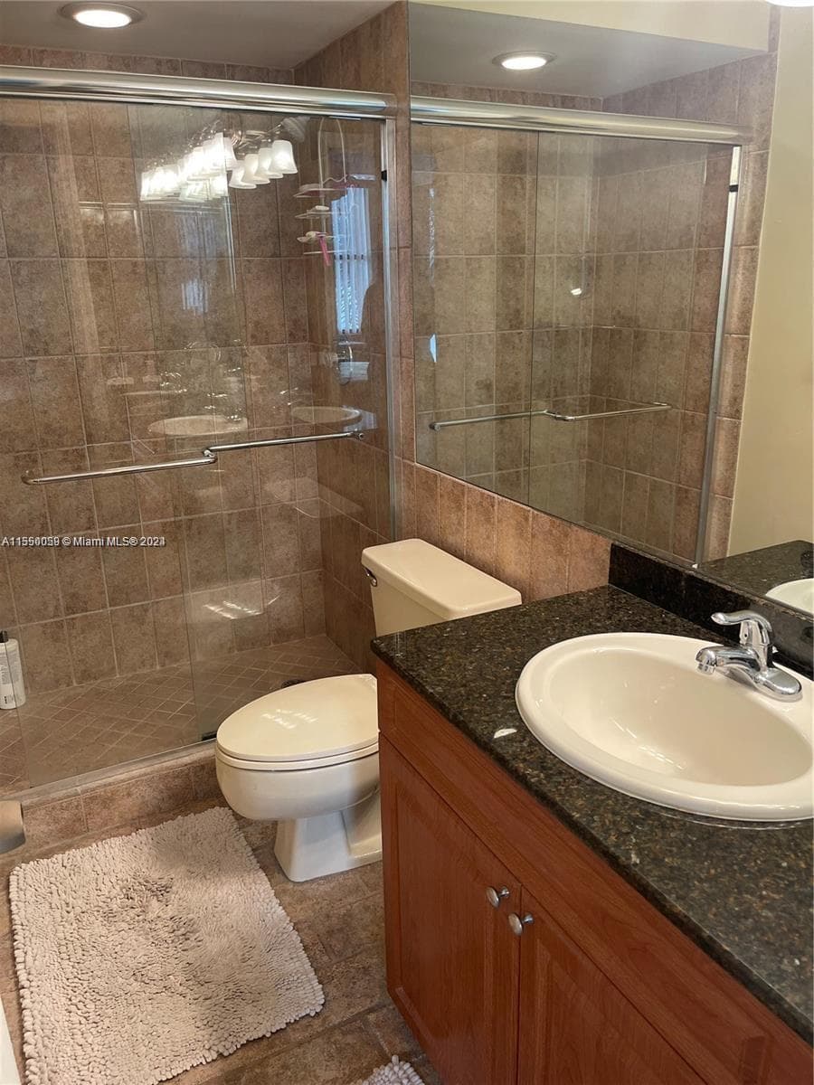 LAKE EMERALD CONDOMINIUM · #203 in Oakland Park - Photo 17