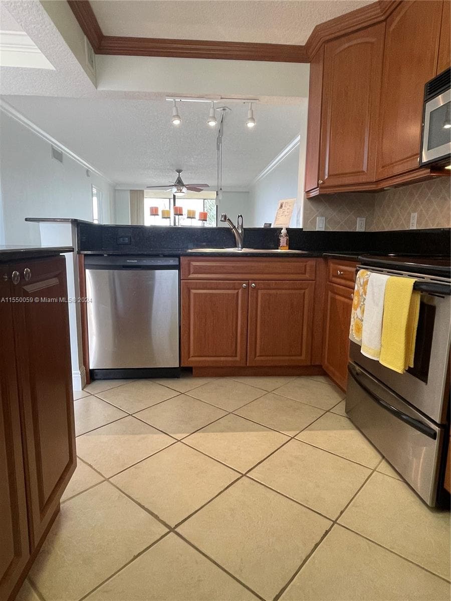 LAKE EMERALD CONDOMINIUM · #203 in Oakland Park - Photo 9