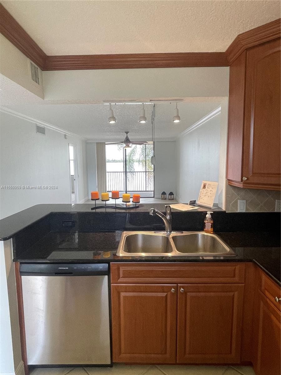 LAKE EMERALD CONDOMINIUM · #203 in Oakland Park - Photo 10