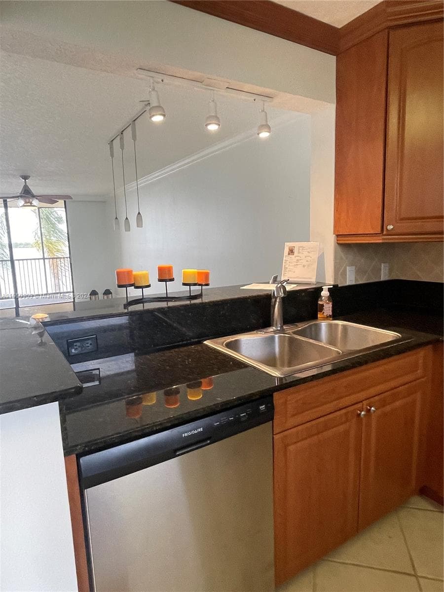 LAKE EMERALD CONDOMINIUM · #203 in Oakland Park - Photo 11
