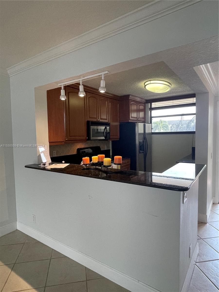 LAKE EMERALD CONDOMINIUM · #203 in Oakland Park - Photo 4