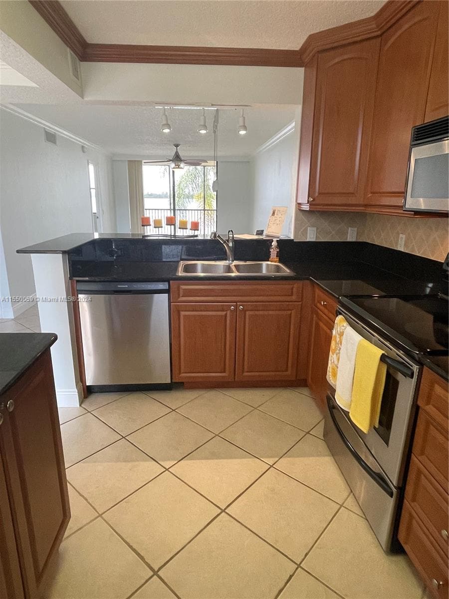 LAKE EMERALD CONDOMINIUM · #203 in Oakland Park - Photo 8