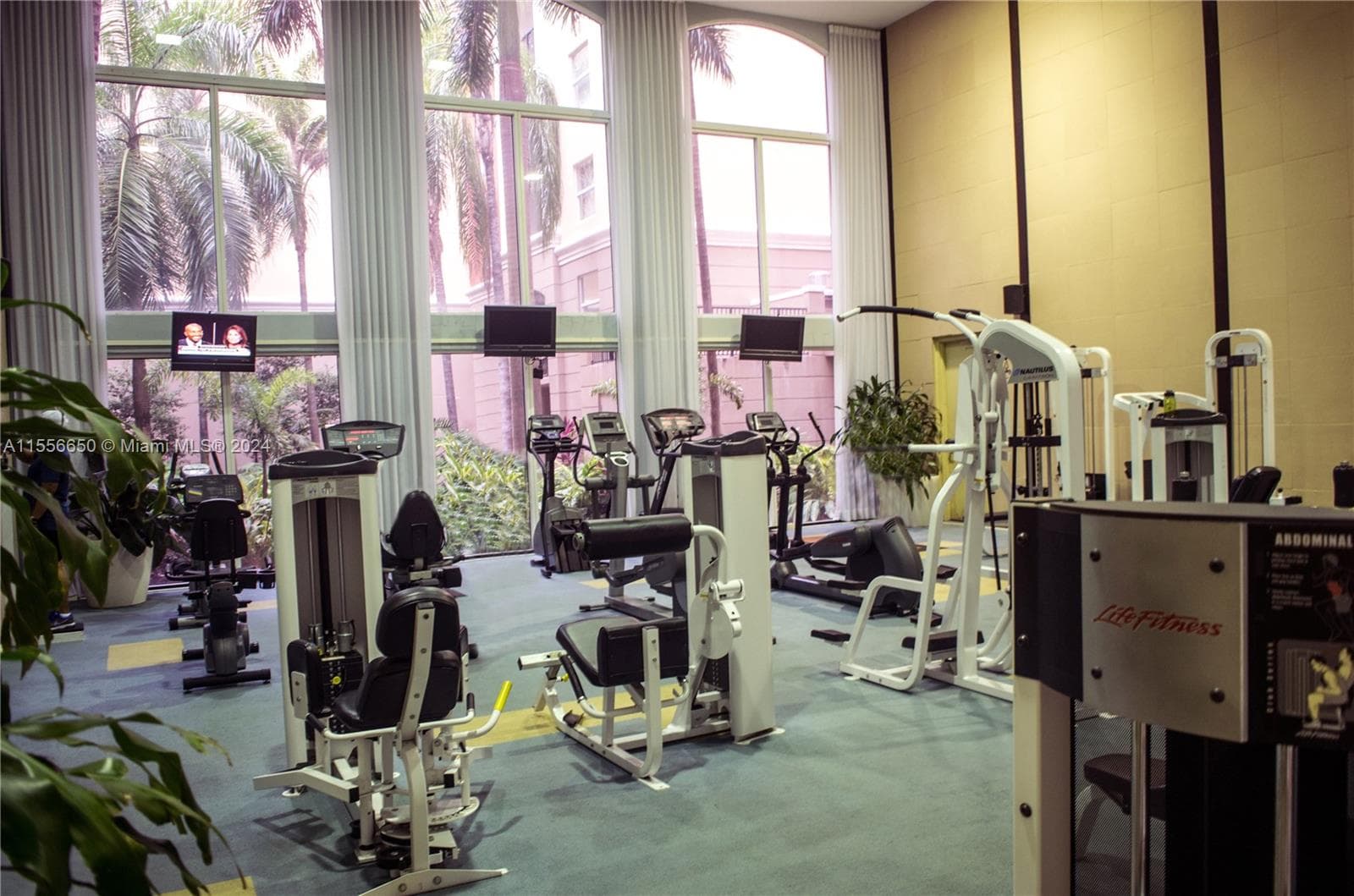 Porto Bellagio · #1402 in Sunny Isles Beach - Photo 23