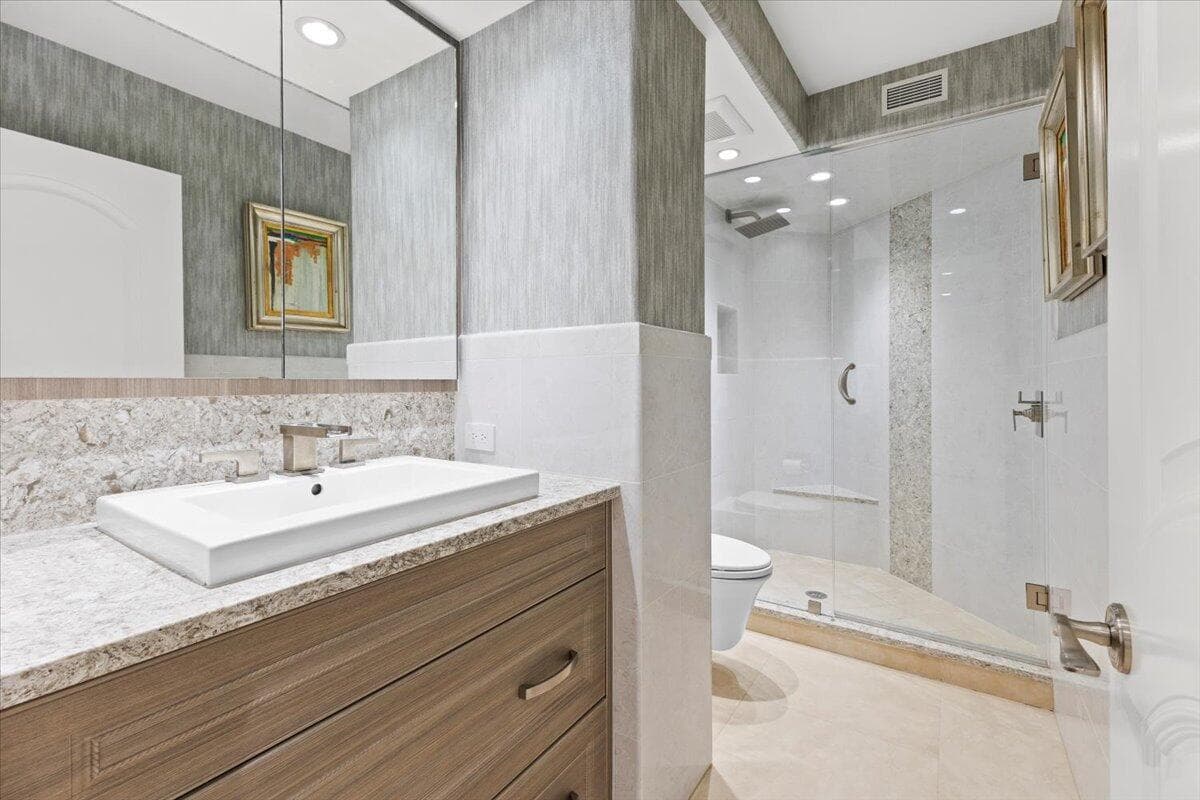 Lower level guest suite bathroom