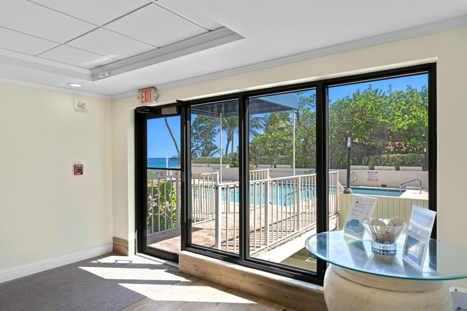 Direct access to pool and beach