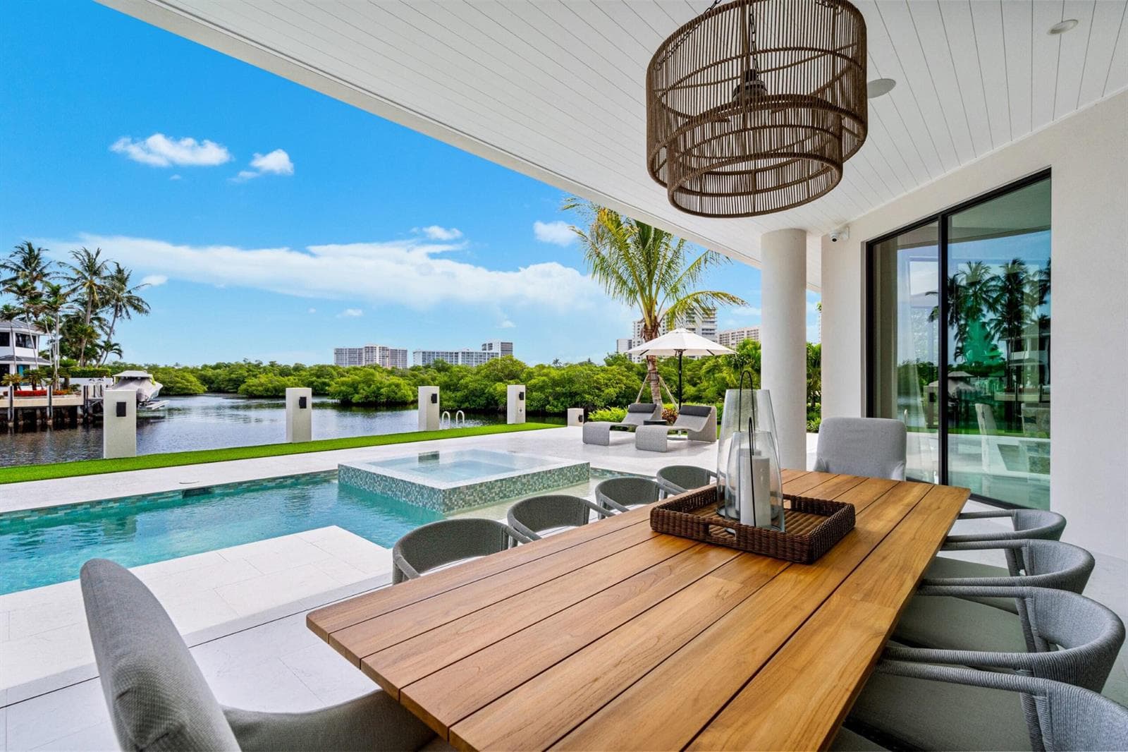 mls_LOGGIA_DINING_LEFT