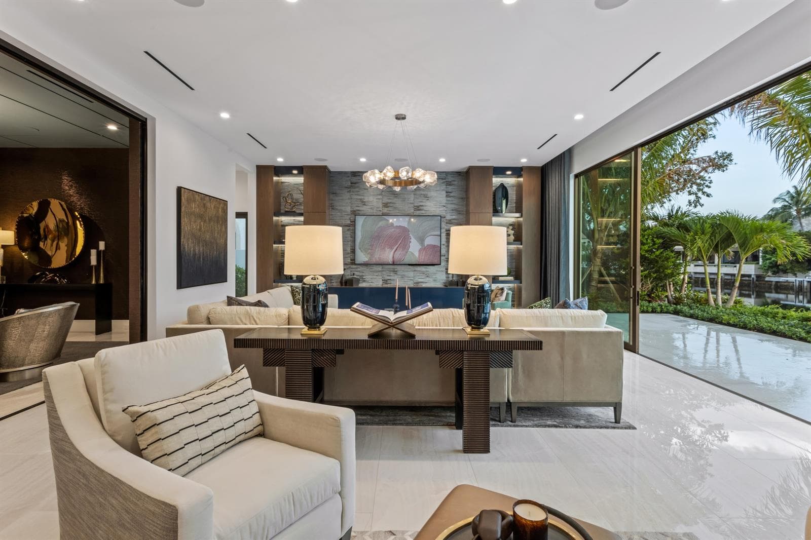 mls_CLUBROOM_STRAIGHT