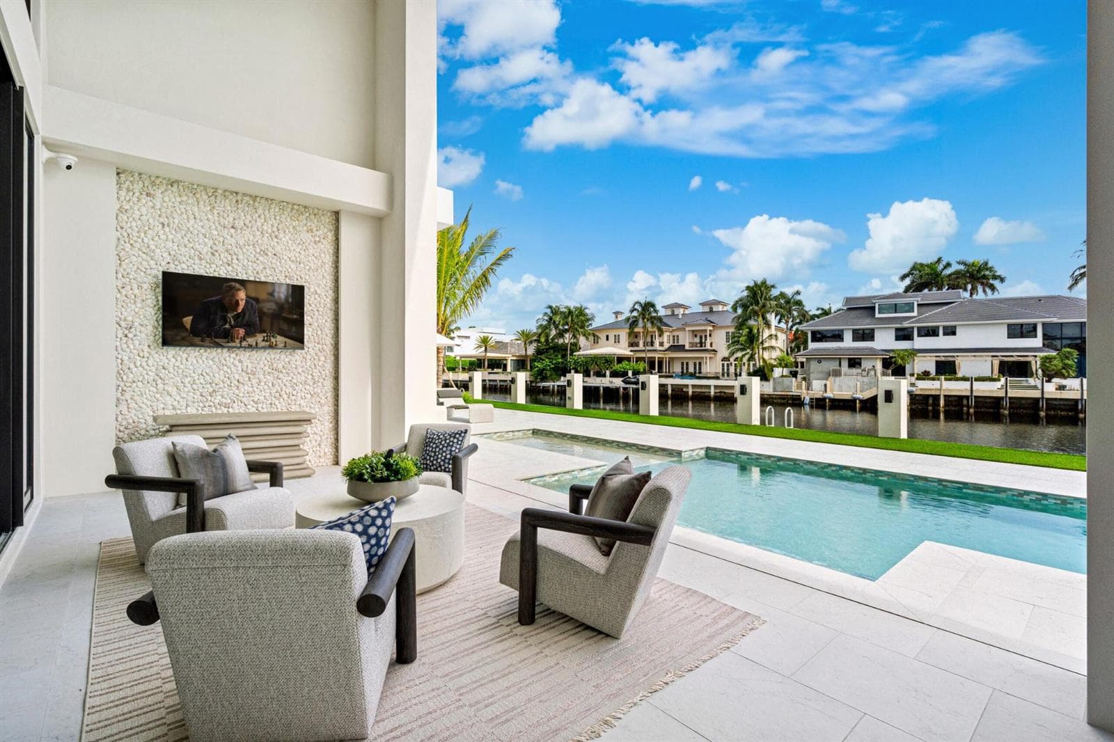 mls_LOGGIA_SEATING_RIGHT