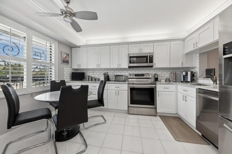 Eat-In Kitchen