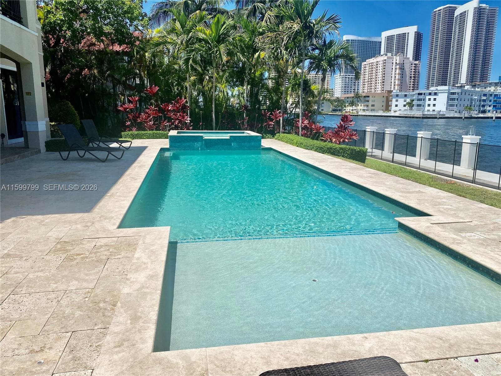 513 Palm Dr photo 4