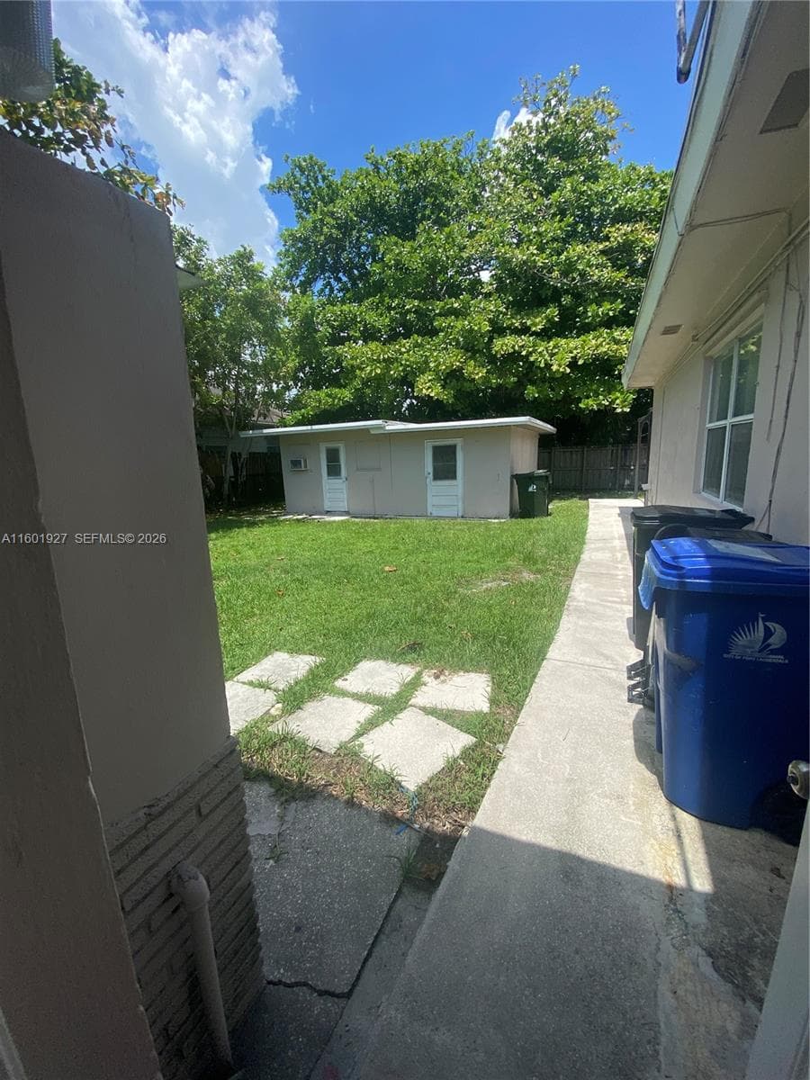 1739 SW 28th Ter photo 16