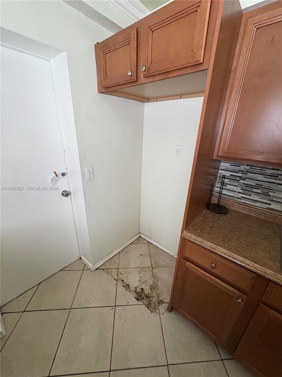 1739 SW 28th Ter photo 8
