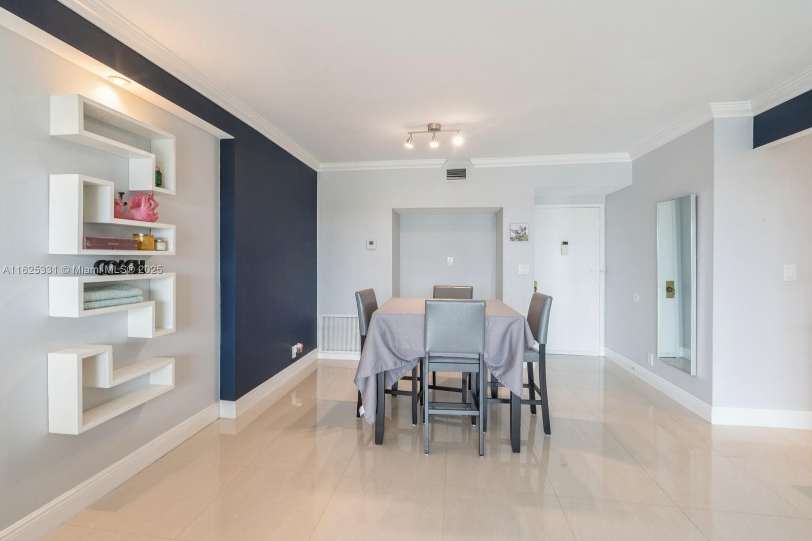 Hillcrest · #916B in Hollywood - Photo 2