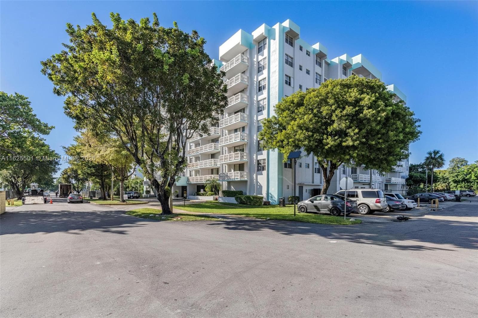 PARKWAY TOWERS · #306 in Miami - Photo 2