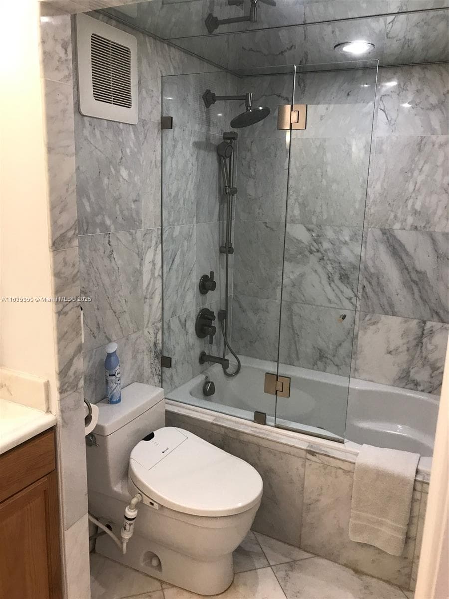 Master Bathroom with jaccuzzi