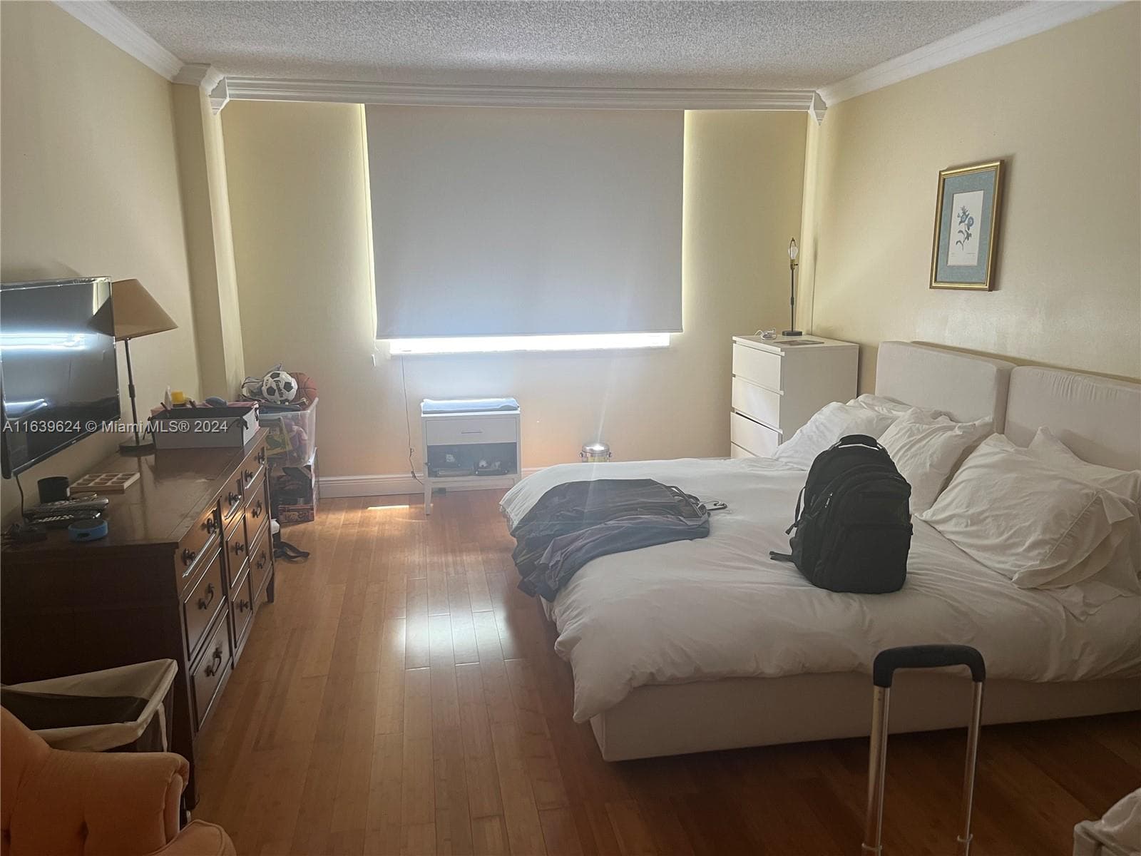 2nd bedroom (Inlaws bedroom).Big area to fit bed, night tables, office space and kitchenett.This area can be seen as an Studio apartment.Very good natural light.