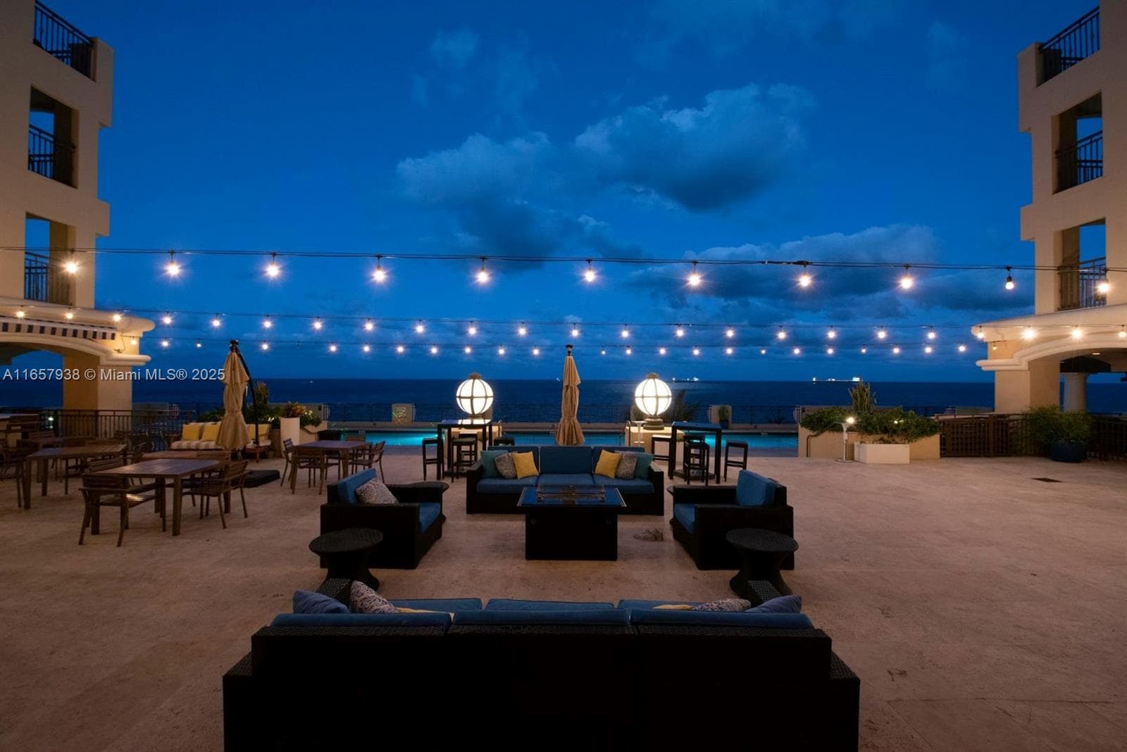 Pool / Restaurant/ Lounging