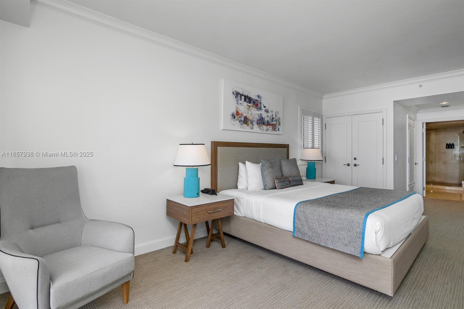 very large room king size bed