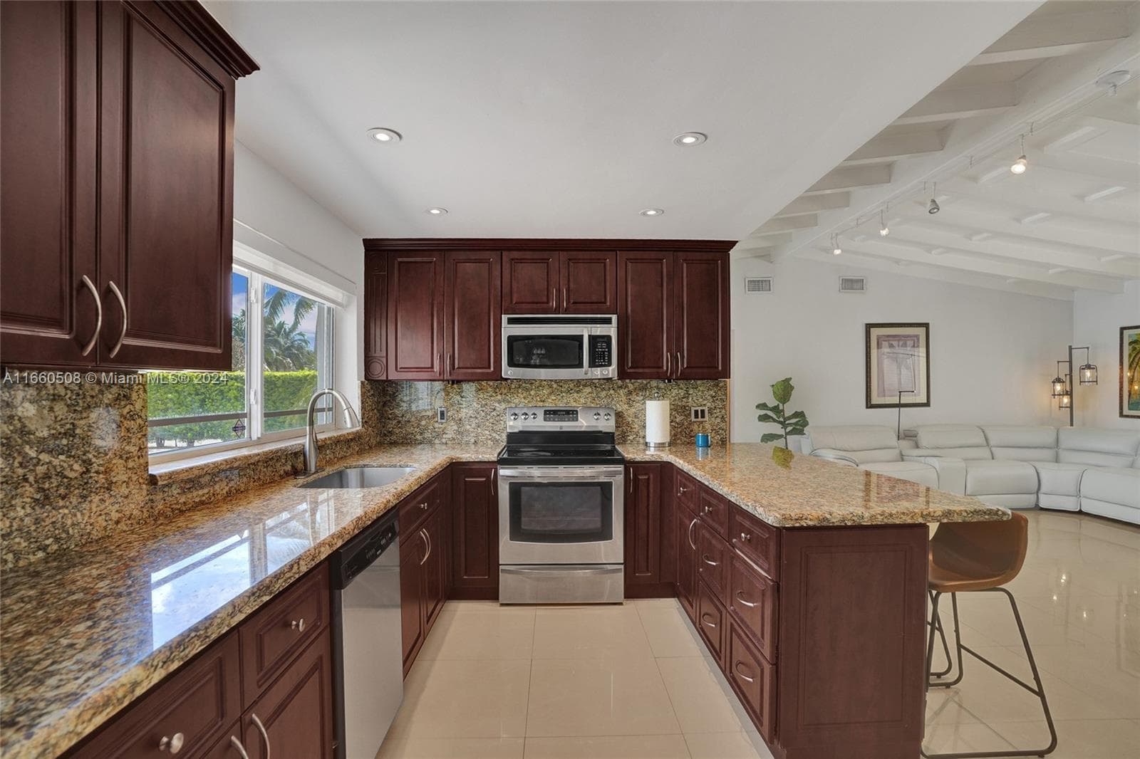 1910 N Hibiscus Dr photo 13
