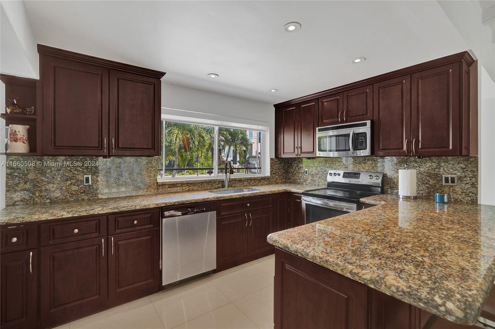 1910 N Hibiscus Dr photo 12