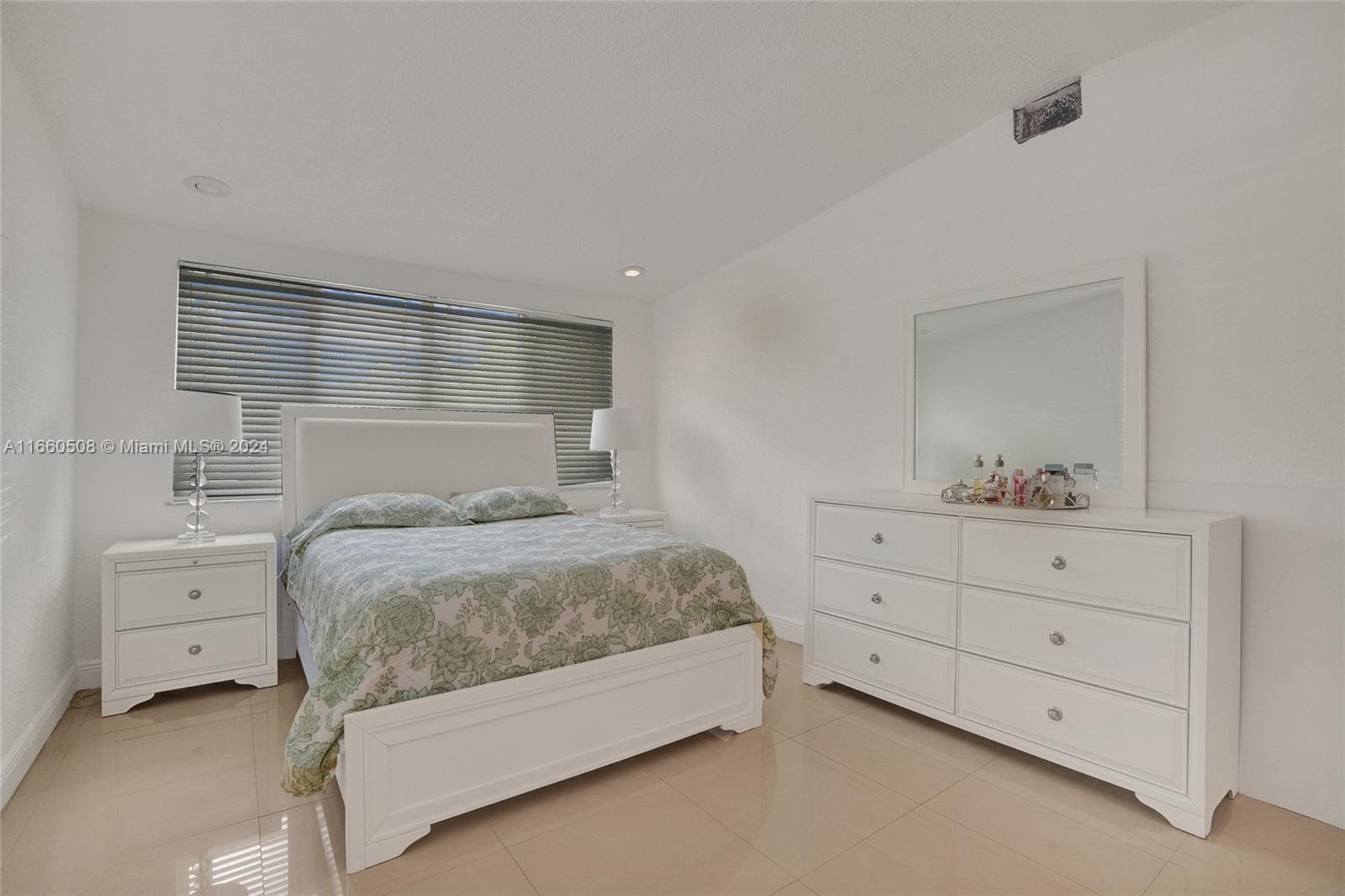 1910 N Hibiscus Dr photo 22