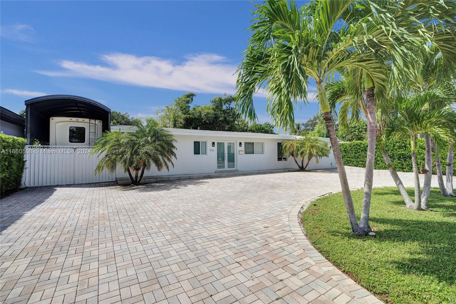 1910 N Hibiscus Dr photo 3