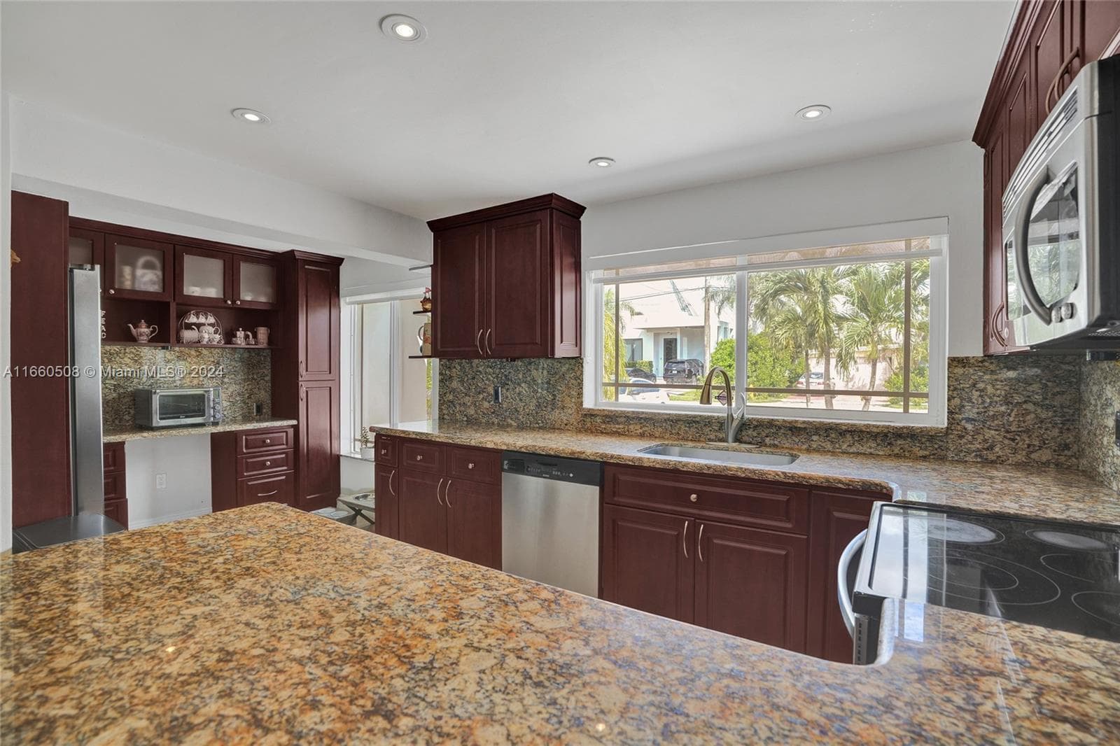 1910 N Hibiscus Dr photo 10