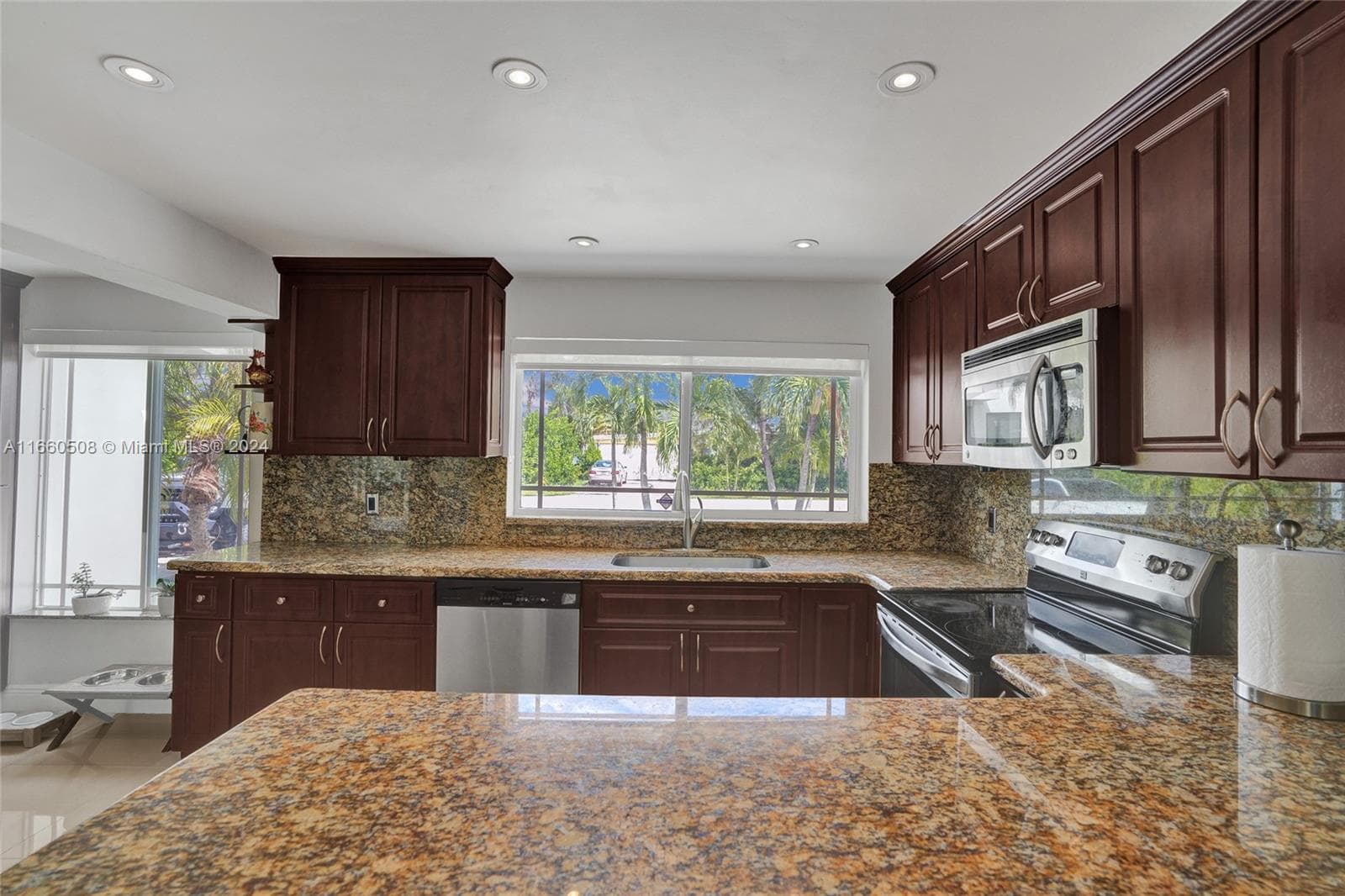 1910 N Hibiscus Dr photo 11
