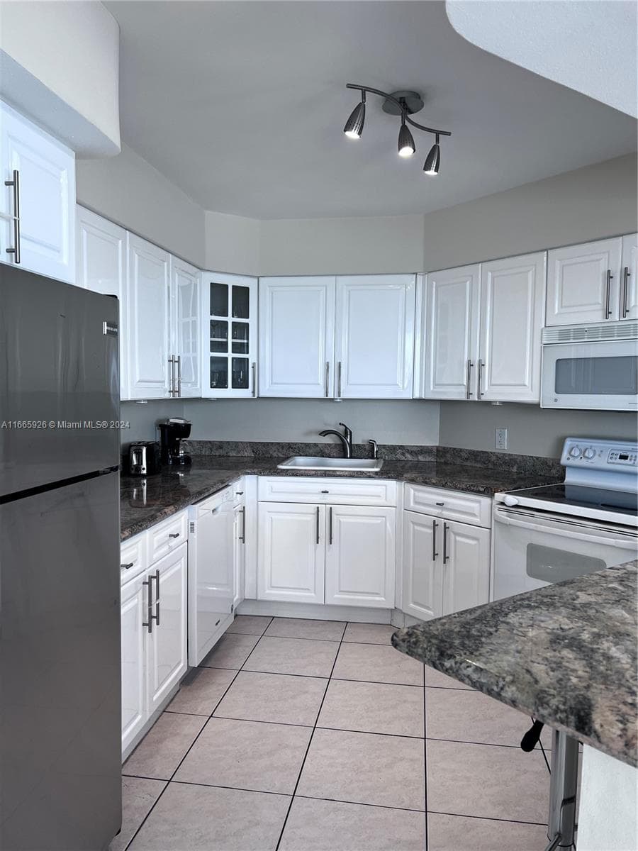 Seacoast 5151 · #405 in Miami Beach - Photo 18