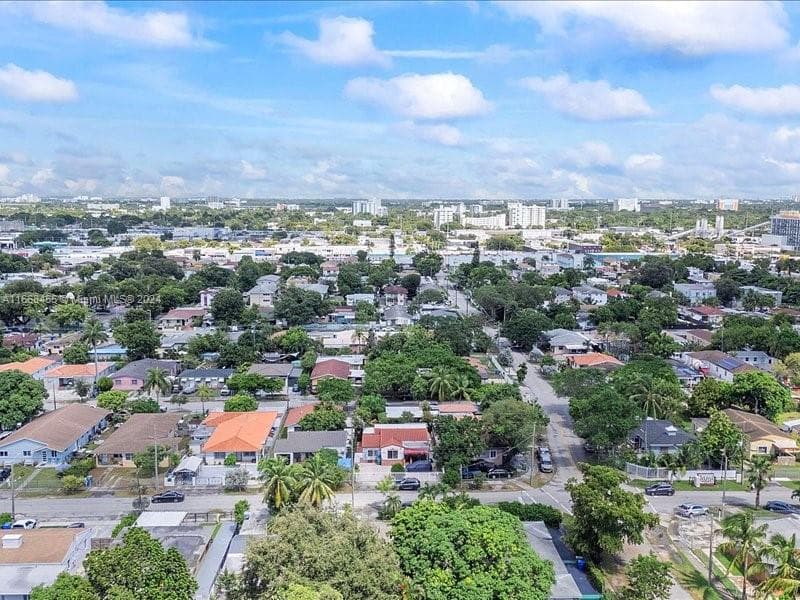 1810 NW 16th Ter photo 17