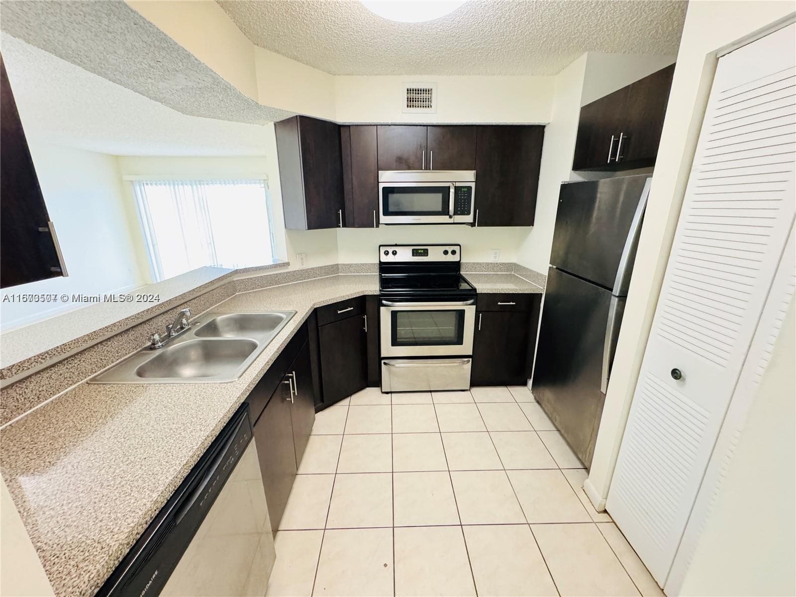 SUMMERLAKE · #103 in Oakland Park - Photo 2